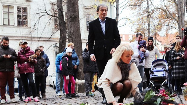 Solidaritu francouzskm obanm piel k ambasd v Praze vyjdit i ministr obrany Martin Stropnick s manelkou Veronikou ilkovou (14.11.2015).