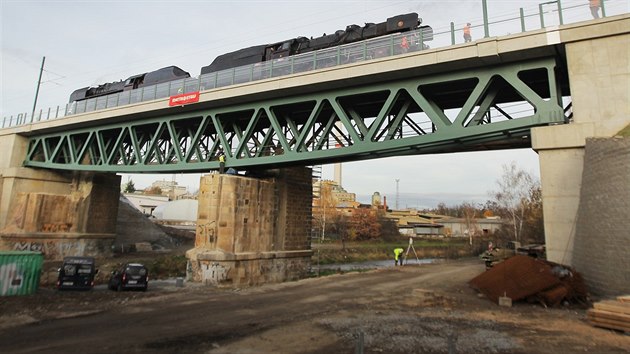 Pevnost novch most na trati Plze - Rokycany provily dv historick lokomotivy naloen uhlm. (10. listopadu 2015)