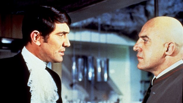 George Lazenby a Telly Savalas ve filmu V tajn slub Jejho Velienstva (1969)