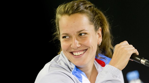Barbora Strcov na tiskov konferenci ped finle Fed Cupu s Ruskem.