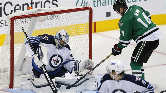 Glman Ondej Pavelec z Winnipegu el anci    Jamieho Benna z Dallasu.