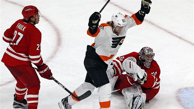 Jakub Vorek z Philadelphie prv pekonal  glmana Cama Warda z Caroliny, rozhodl o vhe Flyers a pipsal si vbec prvn gl v sezon.