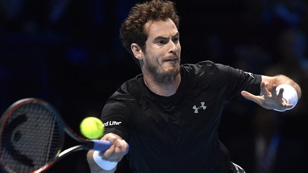 Britsk tenista Andy Murray v duelu Turnaje mistr s Davidem Ferrerem ze panlska.