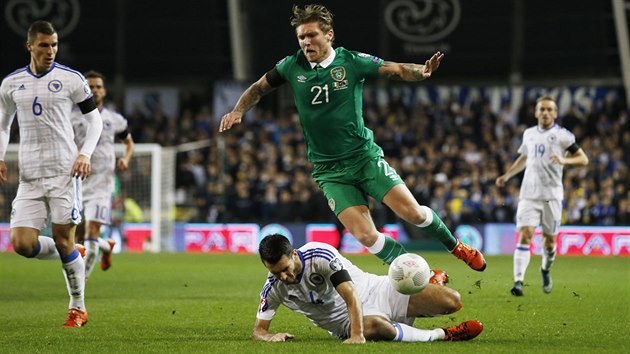 Irsk fotbalista Jeff Hendrick pad po stetu s Emirem Spahiem z Bosny a Hercegoviny.