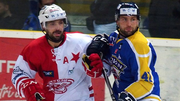 steck hokejista Jaroslav Roubk (vpravo) se slvistou Pavlem Kapakem.