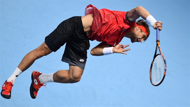 panlsk tenista David Ferrer v duelu Turnaje mistr se Stanem Wawrinkou ze vcarska.