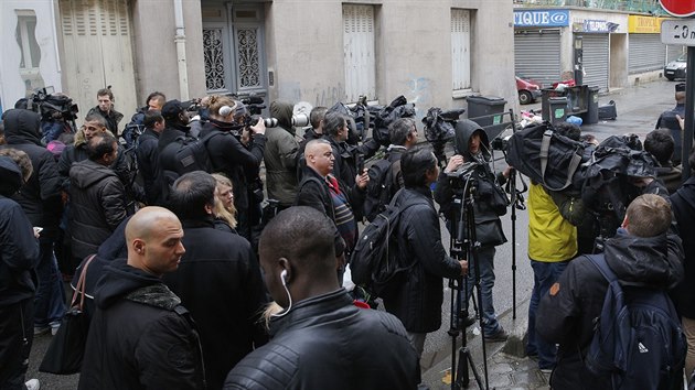 Reporti ekaj v ulici na pedmst Saint Denis, ve kter probhla steden policejn razie. (19. 11. 2015)