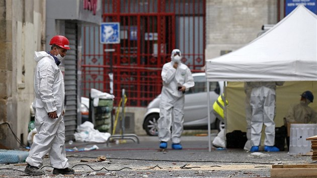 Forenzn policist pracuj na ulici na paskm pedmst Saint Denis. (19. 11. 2015)