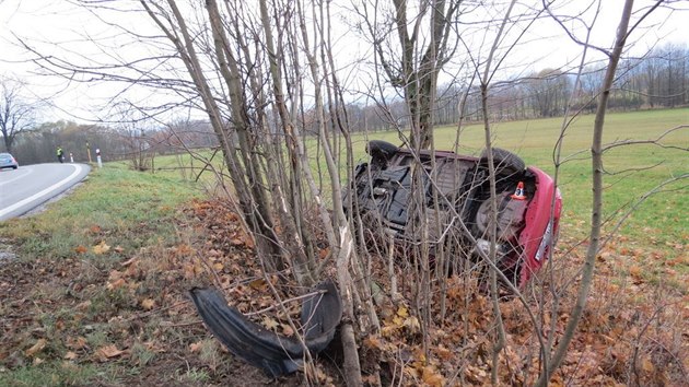 idi pedjdl na umpersku do zatky, z protismru ale vyjelo dal auto a pestoe myku dokonil, vozy se stetly a skonily mimo silnici.