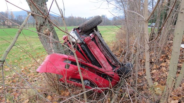 idi pedjdl na umpersku do zatky, z protismru ale vyjelo dal auto a pestoe myku dokonil, vozy se stetly a skonily mimo silnici.