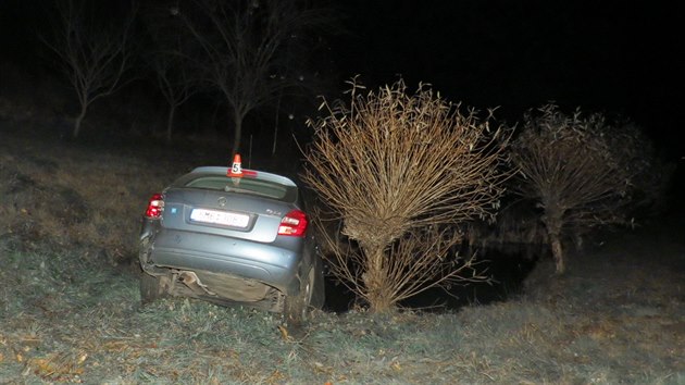 Siln opil idi dostal na umpersku smyk, vyjel mimo silnici a skonil s autem v rybnku. Pot se snail jednoho z mstnch pesvdit, aby mu pomohl vz vythnout.