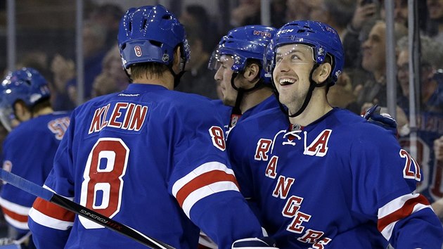 Hokejisté New Yorku Rangers slaví gól.