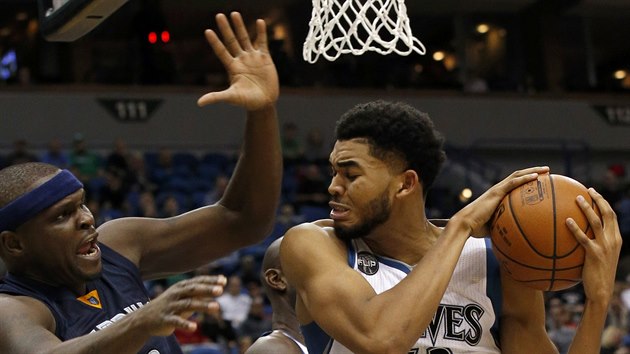 Karl-Anthony Towns (vpravo) z Minnesoty se pokou prosadit pes Zacha Randolpha z Memphisu.