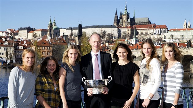 esk vtzky s Fed Cupem - zleva Lucie Hradeck, Barbora Strcov, Petra Kvitov, kapitn Petr Pla, Lucie afov, Karolna Plkov a Denisa Allertov.