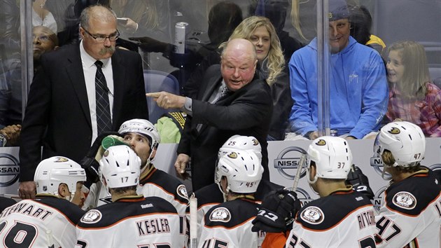 Bruce Boudreau svmi gesty usmruje hru Anaheimu Ducks.