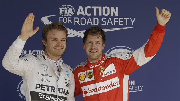 Nico Rosberg (vlevo), vtz kvalifikace na Velkou cenu Brazlie, vedle nj je tet Sebastian Vettel.