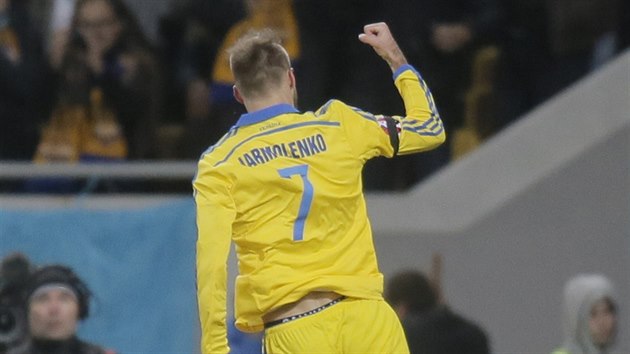 J SI POSKOM. Ukrajinsk fotbalista Andrij Jarmolenko slav gl do st Slovinska v bari o fotbalov Euro 2016.