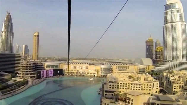 Lanov drha dlouh 558 metr zan na 90 metr vysokm obytnm mrakodrapu v centru metropole a kon na stee nejvtho nkupnho centra svta Dubai Mall.