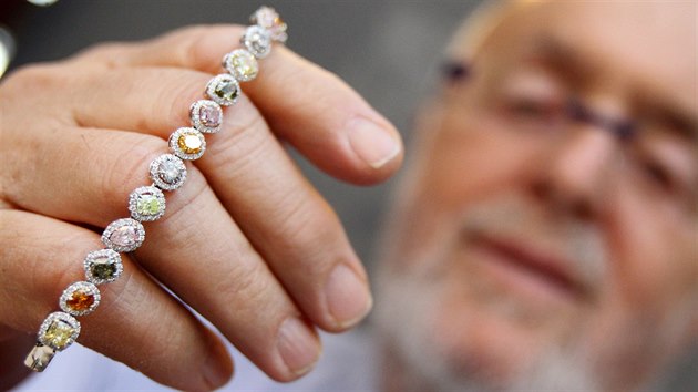 Leibish Polnauer s barevnmi diamanty v celkov hodnot 100 milion korun.