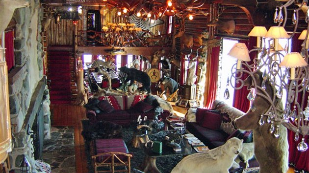 Nemovitost starou 96 let její současný majitel před několika lety citlivě restauroval, a to včetně vycpaných zvířat a divokých šelem.