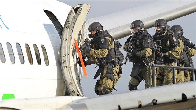 Aktivn vojensk zlohy Moravskoslezskho kraje cviily na letiti v Monov s krajskou policejn zsahovou jednotkou.