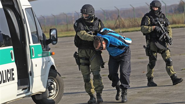 Aktivn vojensk zlohy Moravskoslezskho kraje cviily na letiti v Monov s krajskou policejn zsahovou jednotkou.