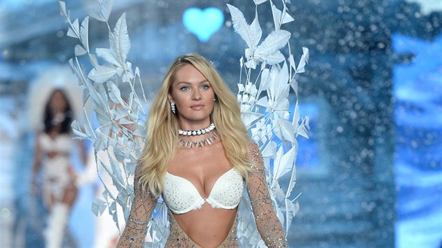 Modelka Candice Swanepoelov na pehldce Victoria's Secret Fashion Show (New York, 10. listopadu 2015)