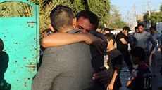 Lidé se shromažďují u místa výbuchu, kde se odpálil sebevražedný atentátník. ... Lidé se shromažďují u místa výbuchu, kde se odpálil sebevražedný atentátník. ...