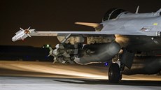 Francouzská letadla bombardují pozice IS v Rakká (17. listopadu 2015)