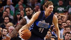 Dirk Nowitzki z Dallasu se snaí udret mí ped Jaem Crowderem z Bostonu.