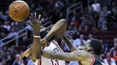 Damian Lillard (vpravo) z Portlandu se sápe po míči, který už nemá pod... Damian Lillard (vpravo) z Portlandu se sápe po míči, který už nemá pod...