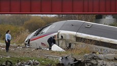 Záchranái prohledávají trosky testovacího rychlovlaku TGV, který vykolejil...