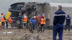 Záchranái pomáhají zranným z vykolejeného vlaku nedaleko trasburku (14....