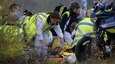 Záchranái pomáhají zranným z vykolejeného vlaku nedaleko trasburku (14....