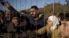 Slovinsko nezvládá píliv migrant a staví plot na hranici s Chorvatskem.