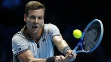 Český tenista Tomáš Berdych čelí na Turnaji mistrů Djokovičovi. Český tenista Tomáš Berdych čelí na Turnaji mistrů Djokovičovi.