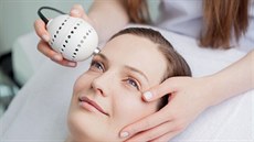 Přístroje budoucnosti už neexistují jen na klinikách. (Ten na snímku má omladit... Přístroje budoucnosti už neexistují jen na klinikách. (Ten na snímku má omladit...