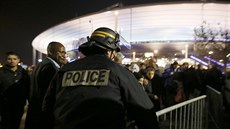 Kvli explozím v Paíi lidé opoutjí stadion Stade de France, kde se hrál...