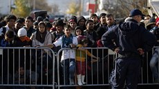Srbští migranti za asistence policie čekají na registraci v jihosrbském městě... Srbští migranti za asistence policie čekají na registraci v jihosrbském městě...