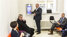 Advokáti a obžalovaní v kauze Oleo Chemical v čekárně pražského městského soudu. Advokáti a obžalovaní v kauze Oleo Chemical v čekárně pražského městského soudu.