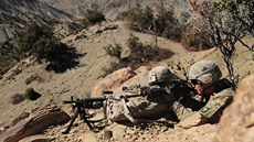 Hlídka v Afghánistánu s kulometem M240