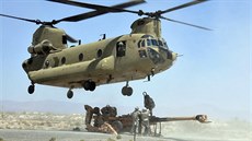 Výsadek houfnice M777 v podvsu pod vrtulníkem CH-47