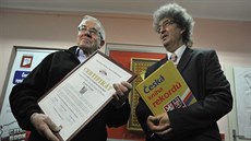 O křest nové České knihy rekordů se postaral nejstarší český knihkupec Jaromír... O křest nové České knihy rekordů se postaral nejstarší český knihkupec Jaromír...