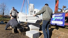 Instalace památníku 17. listopadu na nábřeží v Jihlavě. Instalace památníku 17. listopadu na nábřeží v Jihlavě.
