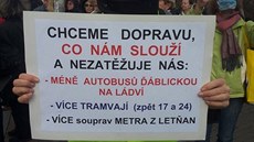 Na Ládví se konala demonstrace zdejších občanů kvůli novým autobusům... Na Ládví se konala demonstrace zdejších občanů kvůli novým autobusům...