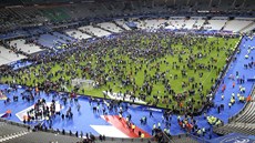 NERVOZITA PO ZÁPASE. A se pípravné utkání Francie - Nmecko navzdory útokm dohrálo, závr provázelo naptí. Diváci z ochoz seli na trávník.