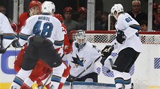 Tomá Hertl ze San Jose sleduje, jak jeho branká Martin Jones inkasuje po...