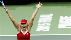 VÍTZSTVÍ. Maria arapovová slaví ve finále Fed Cupu výhru nad Petrou Kvitovou.