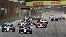 Nico Rosberg bojuje ve Velké cen Brazílie formule 1 s Lewisem Hamiltonem.