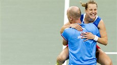 HOP NA KAPITÁNA. Barbora Strýcová a Petr Pála slaví triumf ve Fed Cupu.